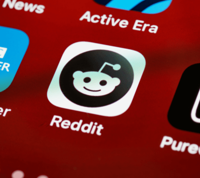 reddit icon on mobile device